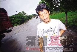 昨日，王文武回到事发地点107国道梅塘村岔路口路段。 图/实习记者赵赫廷