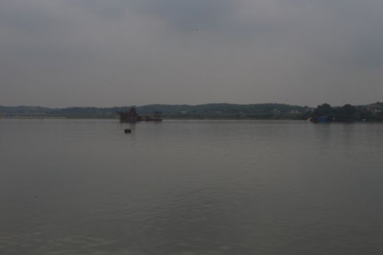 记者在湘江河道上发现的疑似“淘金船”