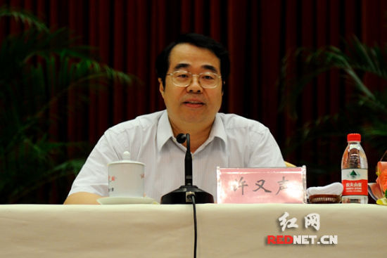　(湖南省委常委、省委宣传部长许又声出席报告会并讲话。)