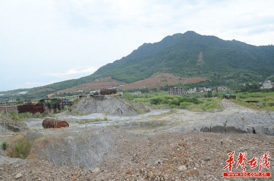7月16日，记者在观山洞矿区看到，一座已经被关闭的选矿厂即将从这里消失。记者-蒋小康-摄.