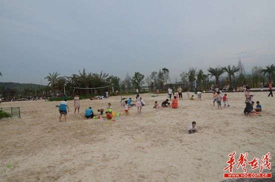 7月16日，虽然是周一，带孩子前来沙滩公园游玩的市民仍然不少。记者-蒋小康-摄.