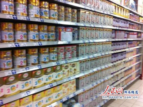 南山奶粉摆满了家乐福芙蓉广场店的货架。