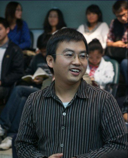 青年作家枕戈在湖南大学“新千年人文论坛”上即兴发言