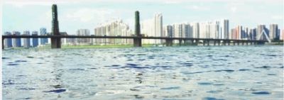  7月25日，湘江水位上涨，裕湘纱厂亲水平台被淹没。 记者 李丹 摄 