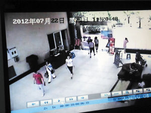 22日上午11时多,黄某准备离开星沙尚都花园城小区。傅小平 翻拍监控视频