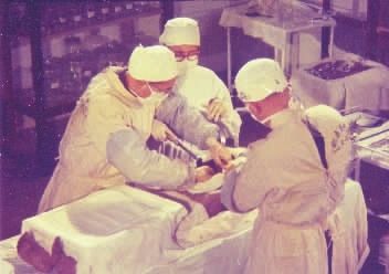 彭隆祥（左）和其他医务人员在解剖马王堆女尸。 彭隆祥 供稿
