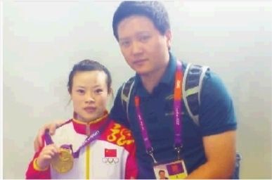 伦敦时间7月28日，本报特派记者谭云东在伦敦举重馆采访王明娟。 香京 摄