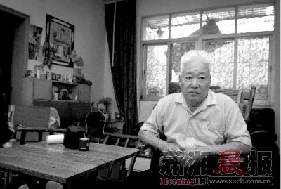 7月30日，76岁的何锡先老人在家中，因肋骨骨折行动不便。图/记者辜鹏博