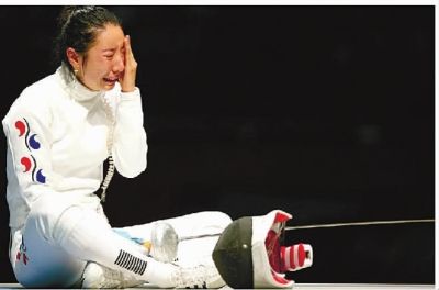  韩国运动员申雅岚拒绝退场抗议“误判”。