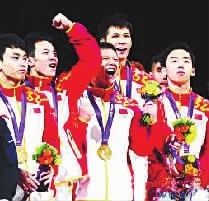 被挤成两排的中国体操队。
