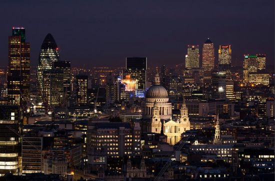 圣保罗大教堂宛如伦敦的守门人一般，自豪地屹立在高高矮矮的建筑当中。