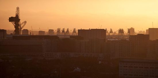 在冬日阳光映衬下的奥林匹克体育场和奥林匹克公园内的地标建筑轨道塔