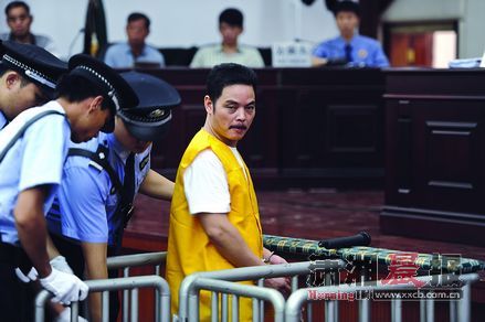 昨日，郴州市中院，周龙斌一审被判处死刑，剥夺政治权利终身。本版图/记者张轶 