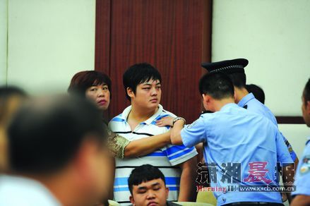 周龙斌当庭否认制造天湖爆炸案，引起受害人家属(左图)抗议，并与周龙斌家属在法庭上发生言语冲突。 