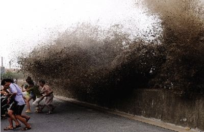 8月3日下午，钱塘江杭州下沙七格段，潮水在北岸掀起巨浪。受“苏拉”的影响，接下来两三天，钱塘江将迎来大潮汛。 图/CFP