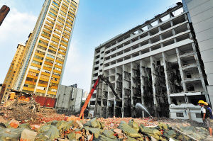 　昨日下午，长臂挖机对曾是长沙地标性建筑之一的长岛饭店实施拆除。 陈飞 摄