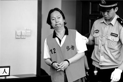 诈骗嫌犯邹焰焰被带上法庭。本报记者蒲东峰摄