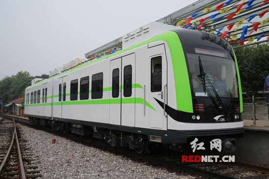 10日下午，世界首台储能式电力牵引轻轨车辆在中国南车株机公司下线。