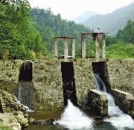  8月13日，平江县连云山漂流点，水流湍急，水坝有水漫出。