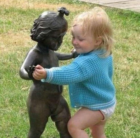 和雕塑一起跳舞的小孩让人捧腹。