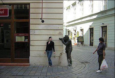 国外街头雕塑：妞，来照个相吧！