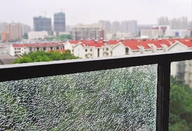 8月22日，长沙市城南故事小区7栋6楼的业主反映自家朝南阳台的钢化玻璃有被子弹击中的痕迹。 实习生 熊曜霖 摄