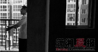 8月24日，宁乡盛景豪庭小区，38栋的业主称房屋朝东倾斜，担心不安全。图/记者刘有志 