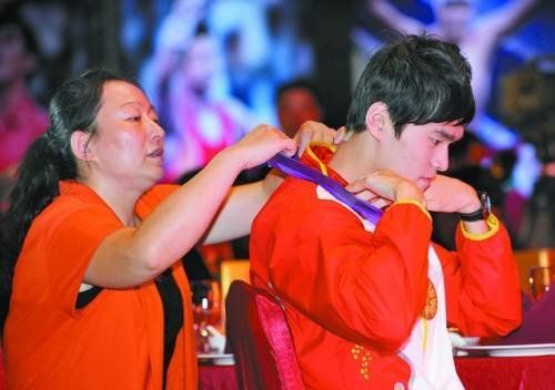 孙杨(右)已成中国体坛目前最炙手可热的明星。CFP供图