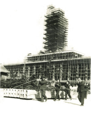 　1970年代，肩挑手扛建设中的长沙火车站。火车站的火炬正在搭起的架子中建成。