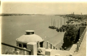 1960年代，湘江轮渡码头旁。