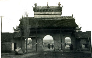 　1960年代，开福寺前的牌坊。那时作为长沙著名名胜古迹的开福寺一派荒凉景象。