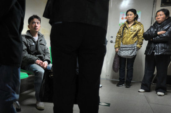 　广州珠江医院，艺艺父亲阿军(左)面对艺艺母亲家人的质问，他表示自己也弄不清楚，也否认有人曾对女儿施暴。CFP
