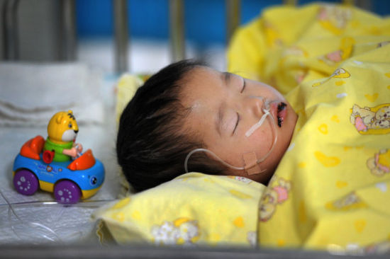 广州，珠江医院儿科危重症监护室，艺艺正在接受治疗。CFP