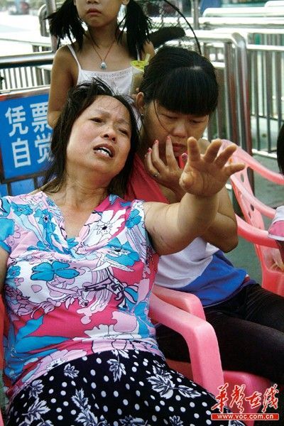 8月29日，湖南省植物园的水上乐园门口，孙璨的母亲彭华一遍遍呼唤着女儿的名字