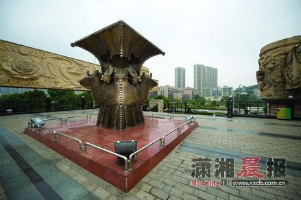 9月2日，长沙市湘江风光带上摆放着四羊方尊雕塑。图/记者张轶