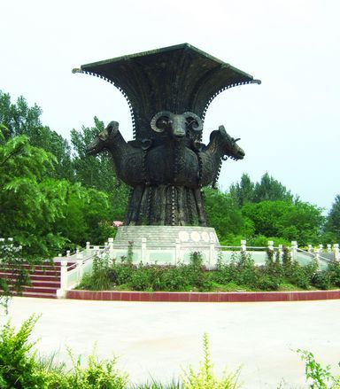位于广宗县城的四羊方尊公园主题雕塑。