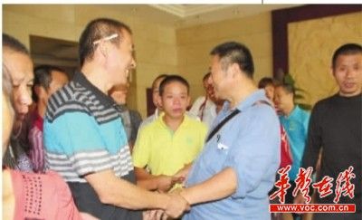　广东被押矿工们重获自由回到家乡，对省人大代表陈建教(右二)表示感谢。通讯员 张友亮 摄