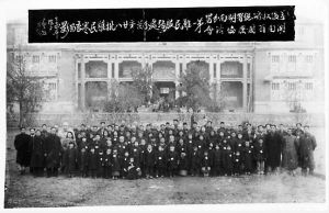 　1945年，圣经学院内的第一难民服务处。
