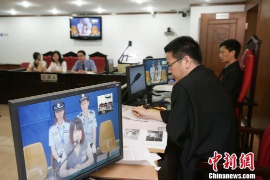 90后少女捅死性侵大叔在广州一审获刑四年，图为庭审过程。 罗伟雄 摄