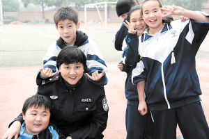 张萍经常到辖区内的学校给孩子们传授安全知识，孩子们和她在一起时无比快乐和轻松。龚萱 供图 (资料图片)