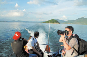 本届旅游节开幕式在面积达161平方公里的东江湖畔举行，湖区风景如画，水深处超过100米，吸引了越来越多游客前往。 