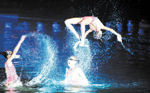 开幕式上，省花样游泳队的姑娘们现场献技，展示出水芙蓉的韵味。 　　均为石祯专周柏平 摄影报道