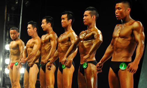 图为男子健美参赛者在展示自己强劲的肌肉。湖南日报记者 郭立亮摄