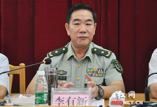 湖南省委常委、省军区政委李有新宣布中央军委命令。