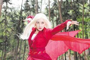 马苏在《新白发魔女》中红衣造型亮眼。