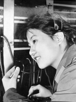 　1978年，参军的张萍在广州军区某通讯站留影。 