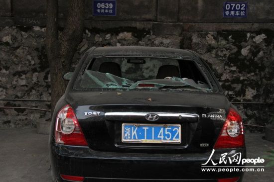 2012年9月19日，湖南娄底，小佳怡就在此车内结束了她幼小的生命，家属在激怒下把该车尾窗玻璃砸的粉碎。