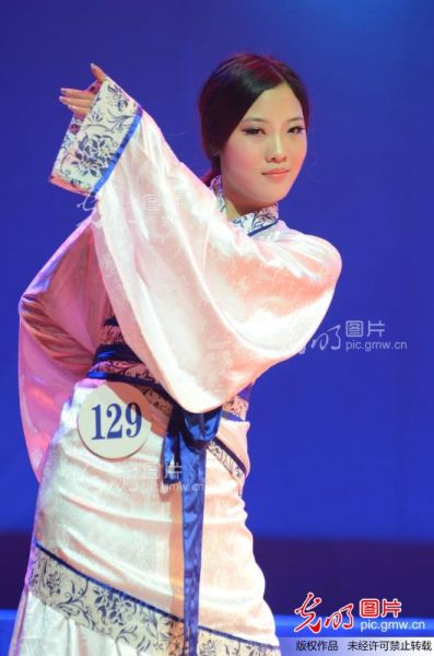 2012年9月21日，佳丽表演传统服装秀