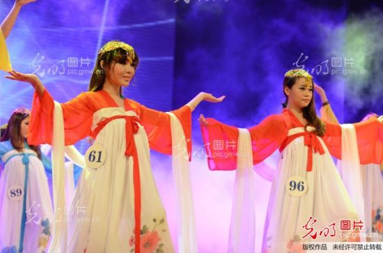 2012年9月21日，佳丽表演传统服装秀