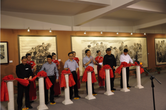 《瀚墨。茶缘》书画馆揭幕仪式在益阳茶业市场举行，展出了莫世峰、吴洁聪创作的以安化黑茶为主题的国画作品。